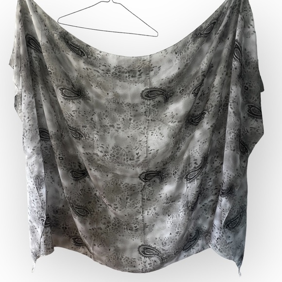 New grey poly scarf - Picture 3 of 4